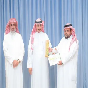 رئيس الجامعة يكرم الإدارة العامة للخدمات نظير جهودها في حفل التخرج