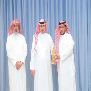 رئيس الجامعة يكرم الإدارة نظير جهودها في حفل التخرج