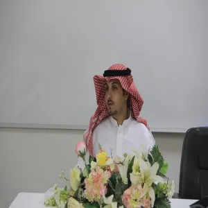 رئيس اللجنة الدائمة لمجلس الكلية يعقد اجتماعاً بالموظفين