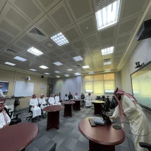 فريق منصة ارتقاء يقيم لقاء تعريفاً بكلية التربية بالمجمعة