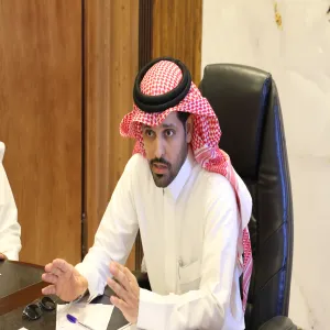 الإدارة تعقد اجتماعاً لمناقشة تطوير الأعمال