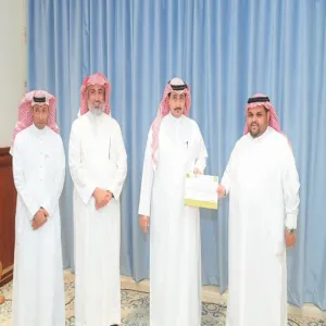 رئيس الجامعة يكرم الإدارة نظير جهودها في مسابقة الروبوت العالمي