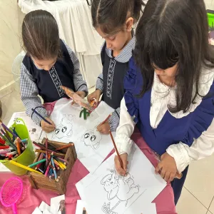 وحدة التطوع وخدمة المجتمع تقيم فعالية سلوك الحيوانات الأليفة لطلاب روضة براعم الأهلية