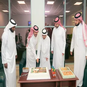 منسوبو المركز الإعلامي يهنئون مدير المركز بعد إجرائه عملية جراحية تكللت بالنجاح