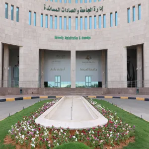 الإدارة تجري عدداً من الأعمال لتزيين الطرق والممرات من أجل بيئة خضراء