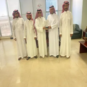 مدير عام الإدارة يُكرم عدداً من منسوبي الإدارة نظير جهودهم