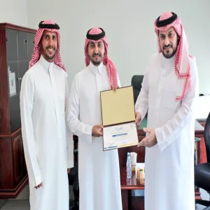 العميد يكرم الفائزين بجائزة الموظف المثالي والموظفة المثالية لشهر سبتمبر
