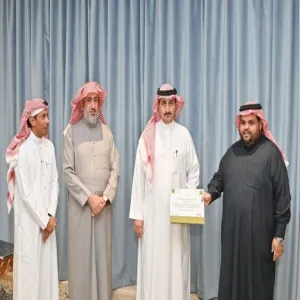 رئيس الجامعة يكرم الإدارة العامة للخدمات