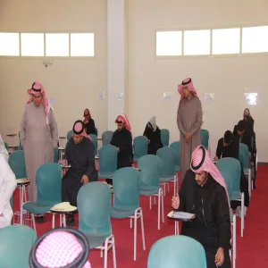 رئيس اللجنة يتفقد سير الاختبارات