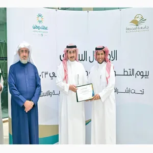 رئيس الجامعة يُكرم مدير عام الإدارة لدوره في تمكين العمل التطوعي بالجامعة