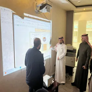 الرئيس التنفيذي يتابع سير الاختبارات بالكلية