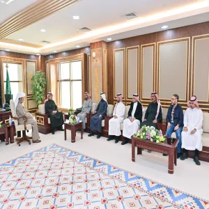 رئيس الجامعة يتسلم تقارير الإدارة العامة للإيرادات البديلة