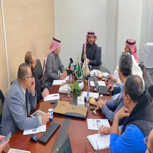 الرئيس التنفيذي للكلية يعقد اجتماعاً بلجنة البرامج والخطط