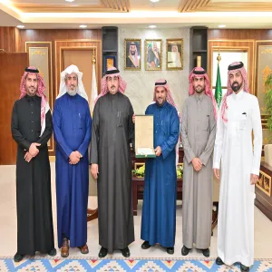 رئيس الجامعة يطلع على مشروع التصميم البيئي