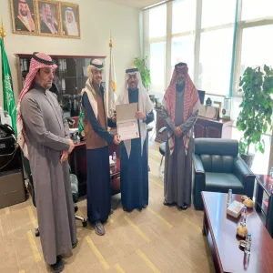 الرئيس التنفيذي للكلية يكرم الطلاب المشاركين في مؤتمر الجامعات وأهداف التنمية المستدامة 2030