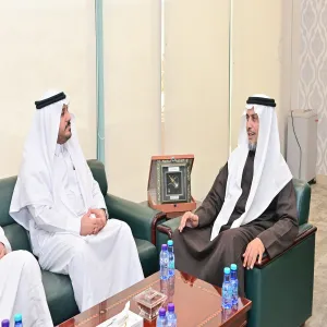 وكيل الجامعة للشؤون التعليمية يدشن معسكر محترفون لتهيئة طلبة الكلية التطبيقية لسوق العمل