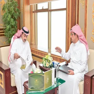 رئيس الجامعة يطلع على أحدث الإصدارات التنظيمية للإدارة العامة للتطوير التنظيمي