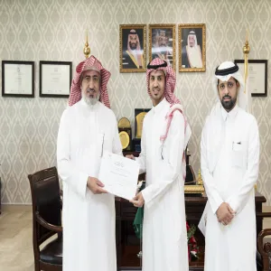 وكيل الجامعة للتنمية والاستثمار يكرم عدد من منسوبي الإدارة العامة للمشروعات والتشغيل والصيانة
