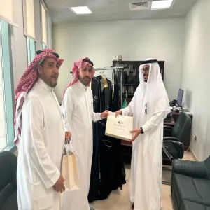 عمادة الدراسات العليا والبحث العلمي تسلم مشالح للطلبة الخرجين