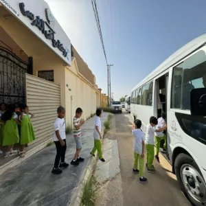 الإدارة تقدم خدمات النقل لطلبة روضة رياض الغرس