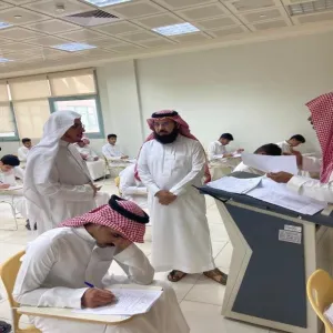 عميد الكلية يطلع على سير العمل في اختبارات قسم الدراسات الإسلامية