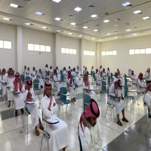 عميد الكلية يقوم بجولة تفقدية للاطلاع على سير العمل في الاختبارات