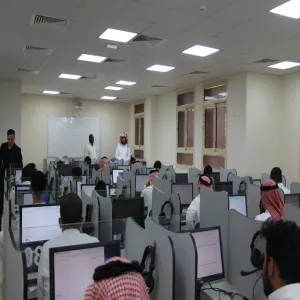 وكيل الكلية للشؤون التعليمية يطلع على سير العمل في الاختبارات الالكترونية