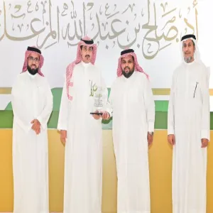 رئيس الجامعة يكرم الإدارة العامة للخدمات في حفل جائزة الجودة والتميز