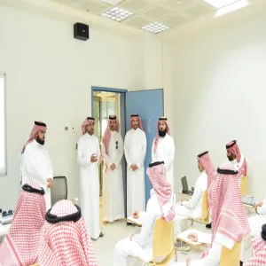 عميد الدراسات العليا والبحث العلمي يتفقد برامج الماجستير في كليات الجامعة