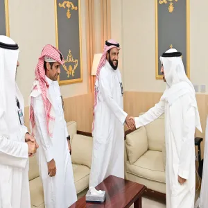 المشرف العام على الإدارة العامة للموارد البشرية والإدارة العامة للأداء والامتثال يكرم الموظفين المتميزين في الإدارة العامة للأداء والامتثال