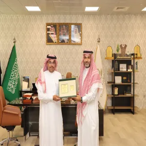 وكيل الجامعة للدراسات العليا والبحث العلمي يكرم الإدارة العامة للمرافق