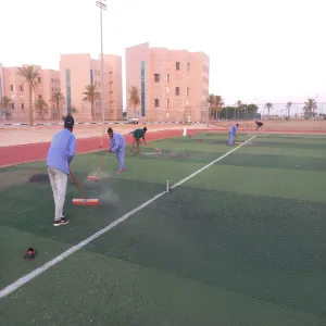 الادرة العامة للمشروعات والتشغيل والصيانة تواصل أعمال تجهيز ملعب الجامعة