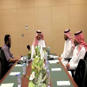 الرئيس التنفيذي للكلية التطبيقية يعقد اجتماعاً بوحدة شؤون الطلاب