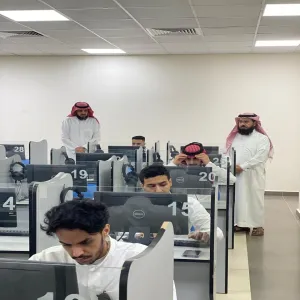 عميد الكلية يقوم بجولة تفقدية للاطمئنان على سير الاختبارات الإلكترونية
