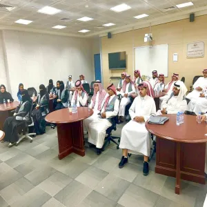 الرئيس التنفيذي للكلية التطبيقية يلتقي بأعضاء المجلس الاستشاري الطلابي