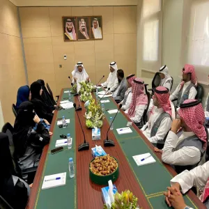 الرئيس التنفيذي للكلية يلتقي باللجنة التنفيذية لنادي "محترفون" الطلابي لبحث خطط الأنشطة للعام الحالي 1446هـ