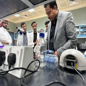 طلاب قسم الأحياء بكلية العلوم في زيارة لمركز بحوث الكليات الصحية والأساسية