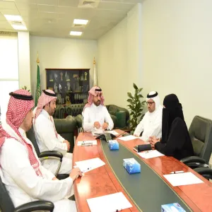 عميد الدراسات العليا والبحث العلمي يترأس الاجتماع الدوري بالعمادة
