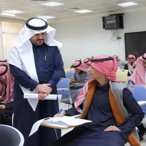 الرئيس التنفيذي للكلية التطبيقية يتفقد سير الاختبارات النهائية للفصل الأول