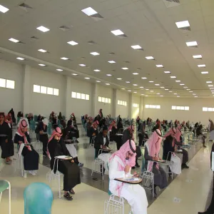 عميد الكلية يقوم بجولة تفقدية للاطلاع على سير العمل في الاختبارات النهائية للفصل الأول للعام الجامعي ١٤٤٦هـ
