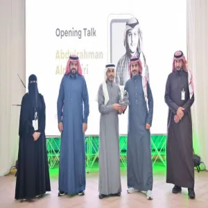 وكيل الجامعة للدراسات العليا والبحث العلمي يكرم الإدارة العامة للخدمات
