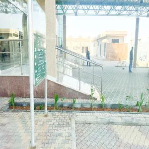 المشروعات و التشغيل و الصيانة تُجمل مدخل وفناء كلية التمريض