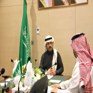 الرئيس التنفيذي للكلية التطبيقية يعقد الاجتماع الدوري بوحدة شؤون الطلاب