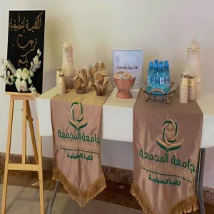 طالبات نادي "محترفون" في الكلية التطبيقية يرحبن بزميلاتهن المستجدات