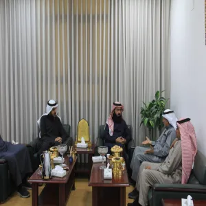 عميد كلية الشريعة والقانون يلتقي بسعادة المشرف على الشؤون الفنية بوكالة الجامعة للتنمية والاستثمار وسعادة المدير العام للإدارة العامة للمرافق بالجامعة