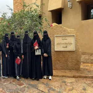 طالبات الكلية التطبيقية في زيارة ثقافية إلى مكتبة منيرة الملحم بمحافظة الغاط