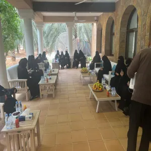 طالبات الكلية التطبيقية في زيارة ميدانية لاكتشاف أسرار صناعة التمور