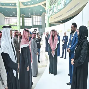 رئيس الجامعة يزور جناح الكلية في الملتقى البحثي السنوي