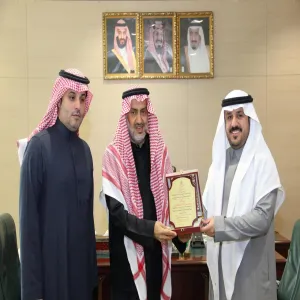 الرئيس التنفيذي يكرم المدراء التنفيذيين المنتهي تكليفهم بالكلية التطبيقية