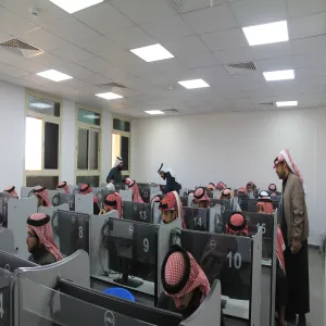 وكيل الكلية يقوم بجولة تفقدية للاطمئنان على سير الاختبارات الإلكترونية